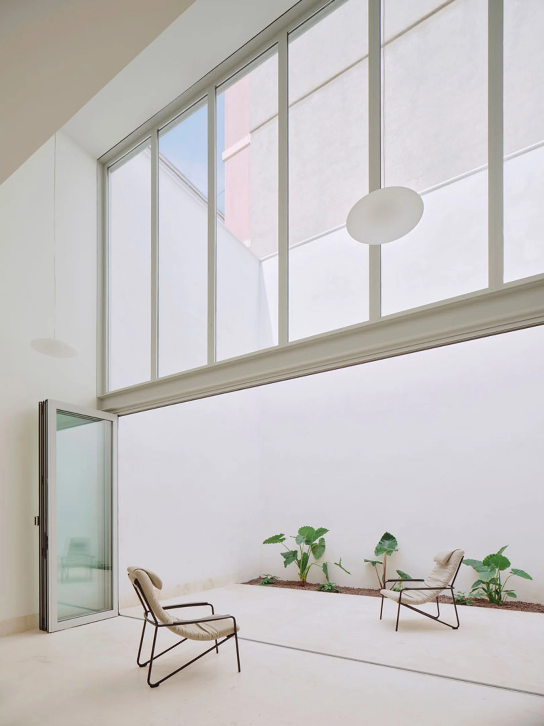 View of external patio at white home by Iterare Arquitectos